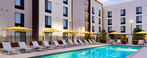 Hotels near bob hope airport  Hollywood - Burbank 6147 Lankershim Blvd
